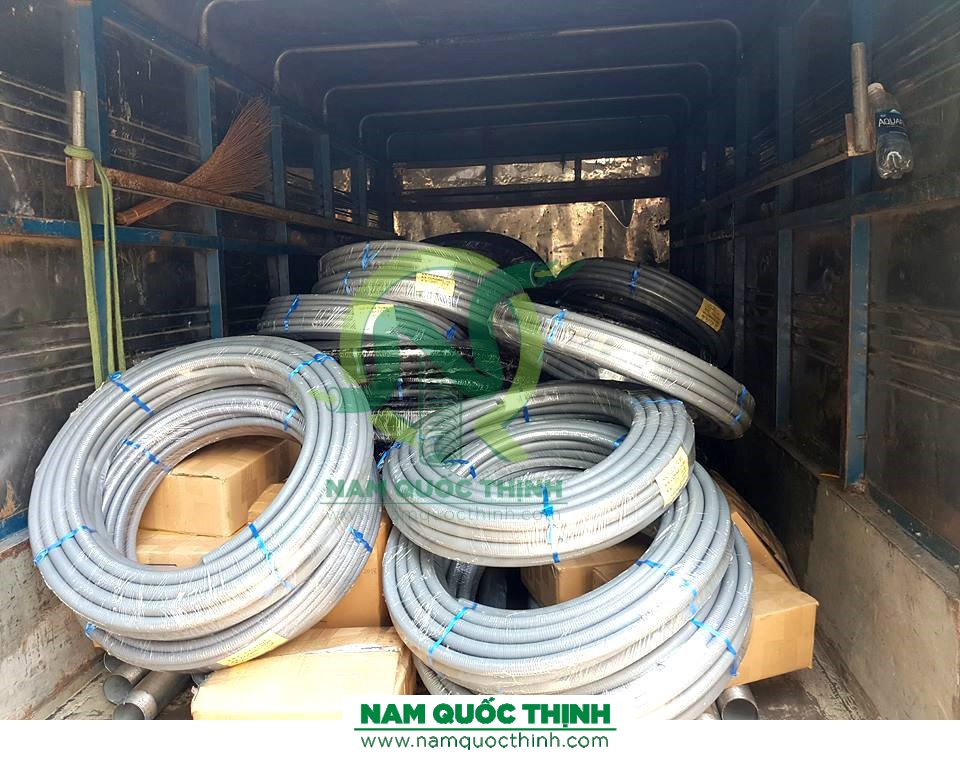 Ống ruột gà chống nước và dầu giao cho khách